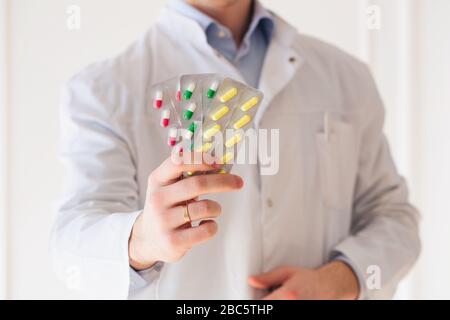 Schließen Sie den Arzt mit einer Packung Pillen Stockfoto