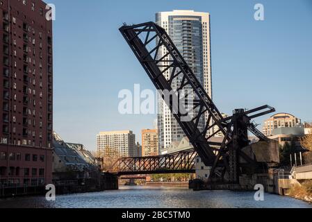 Eine der vielen Brücken, die den Fluss in Chicago überquert Stockfoto