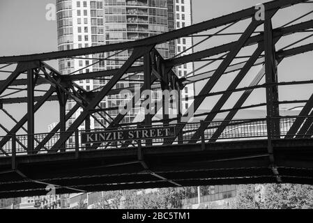 Eine der vielen Brücken, die den Fluss in Chicago überquert Stockfoto