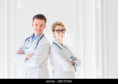Portrait zwei junge attraktive Ärzte Stockfoto