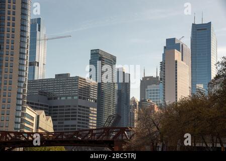 Chicago ist für seine Wolkenkratzer bekannt, von denen einige in diesem Bild zu sehen sind Stockfoto