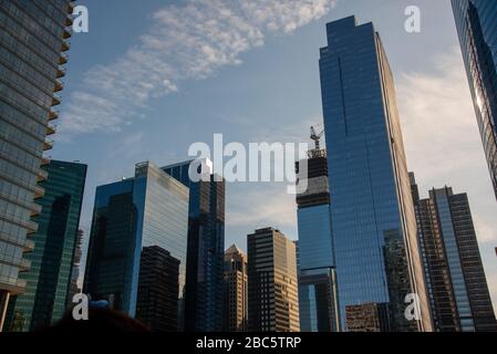 Chicago ist für seine Wolkenkratzer bekannt, von denen einige in diesem Bild zu sehen sind Stockfoto