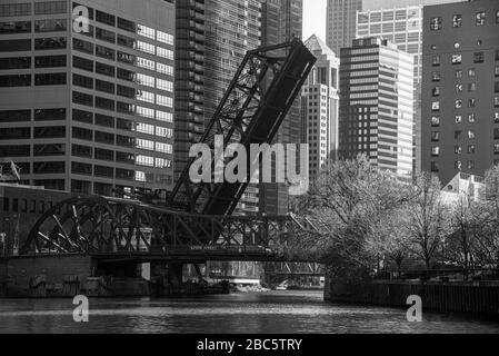 Eine der vielen Brücken, die den Fluss in Chicago überquert Stockfoto