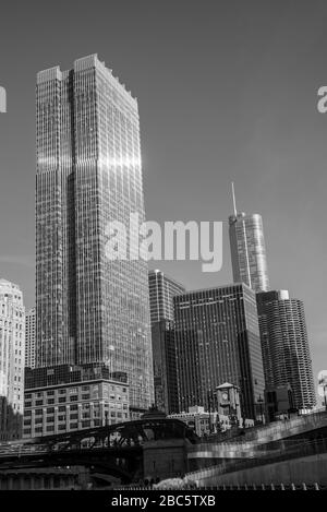 Chicago ist für seine Wolkenkratzer bekannt, von denen einige in diesem Bild zu sehen sind Stockfoto