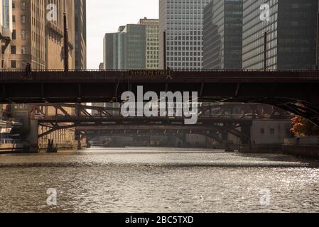 Eine der vielen Brücken, die den Fluss in Chicago überquert Stockfoto