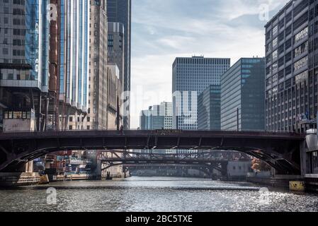 Eine der vielen Brücken, die den Fluss in Chicago überquert Stockfoto