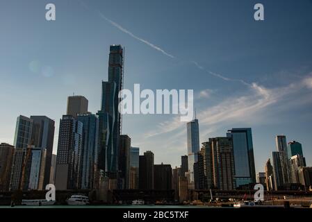 Vies der Skyline von Chicago von einer Bootstour am Eingang des Flusses Stockfoto