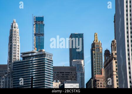 Chicago ist für seine Wolkenkratzer bekannt, von denen einige in diesem Bild zu sehen sind Stockfoto