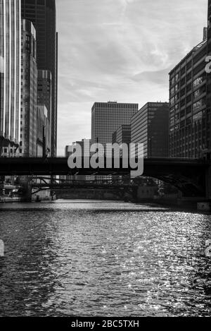 Eine der vielen Brücken, die den Fluss in Chicago überquert Stockfoto