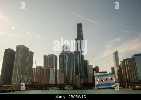 Vies der Skyline von Chicago von einer Bootstour am Eingang des Flusses Stockfoto