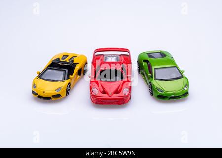 Drei kleine Autos Autospielzeug isoliert vor einem weißen Hintergrund Stockfoto