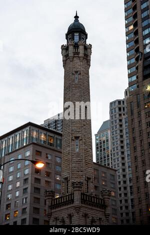 Der berühmte Wasserturm von Chicago entlang der herrlichen Meile Stockfoto