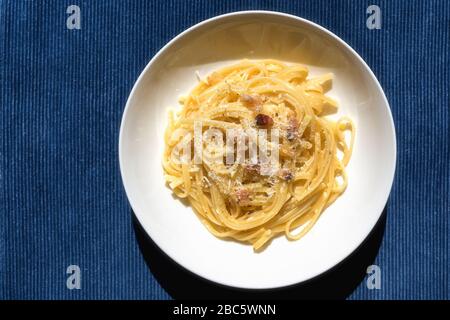 Pasta alla Carborana auf einem weißen Teller serviert. Typisch italienisches Rezept. Ikonisches italienisches Rezept. Stockfoto