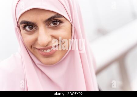 Wunderschönes Porträt der Frau auf dem Hijab-Stock-Foto Stockfoto