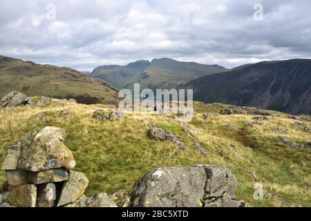 Dunkle Wolken über den Scafells aus Buckbarrow Stockfoto