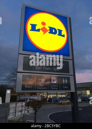 Neu eröffnetes Lidl-Geschäft Supermarkt / Supermarkt Leuchtschild. GROSSBRITANNIEN. (Stockmo) Stockfoto