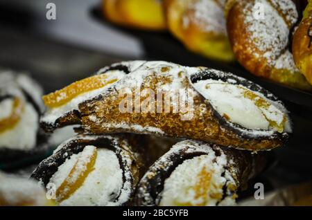 Köstliches italienisches Gebäck und Mini-Kuchen Stockfoto