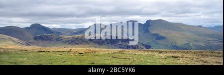 Die Scafells hoch über Yewbarrow aus Seatallan Cainr Stockfoto