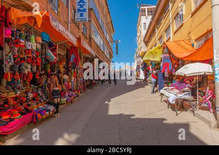 Kleine Geschäfte in der beliebten und touristischen Stadt Copaba, Titicacasee, Anden, Department La Paz, Bolivien, Lateinamerika Stockfoto