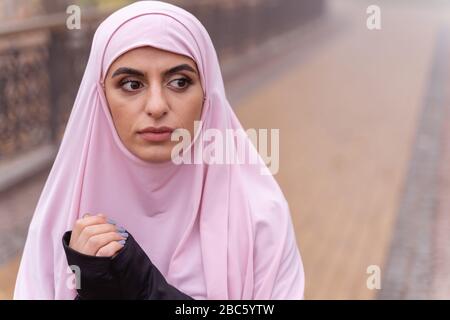Porträt der attraktiven Dame auf dem Hijab Stock Foto Stockfoto