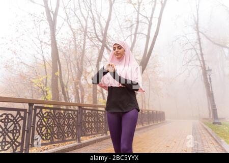 Lächelnde muslimische Dame im Herbstparkfoto Stockfoto