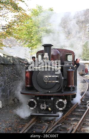 Festinog Railway Double Fairlie Locomotive Nr. 10 Merddin Emrys in Blaau Festiniog Station, Nordwales im August 2012. Stockfoto