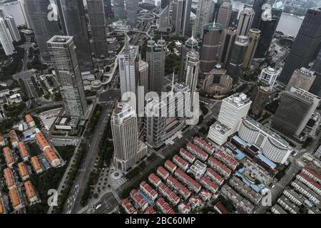 Shanghai, China - Jul 18, 2018: Luftaufnahme von Lujiazui, Shanghai, bei Sonnenuntergang Stockfoto