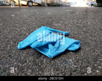 München, Bayern, Deutschland. April 2020. Weggeworfene Einweghandschuhe und andere persönliche Schutzausrüstungen sind in Deutschland oft in der Ära des weltweiten Coronavirus Ausbruchs zu sehen. Credit: Sachelle Babbar/ZUMA Wire/Alamy Live News Stockfoto