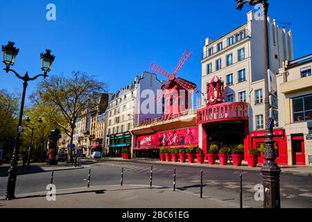 Frankreich, Paris, Pigalle, Place Blanche, Moulin Rouge während der Eindämmung von Covid 19 Stockfoto