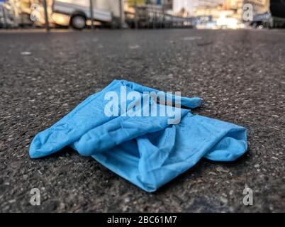 München, Bayern, Deutschland. April 2020. Weggeworfene Einweghandschuhe und andere persönliche Schutzausrüstungen sind in Deutschland oft in der Ära des weltweiten Coronavirus Ausbruchs zu sehen. Credit: Sachelle Babbar/ZUMA Wire/Alamy Live News Stockfoto