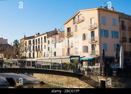 Collioure, Frankreich - 24. Februar 2020: Touristen, die im Dorf Collioure spazieren gehen. Roussillon, Küste Vermilion, Pyrenäen Orientales, warmer Winterabend. Stockfoto