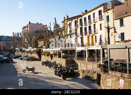 Collioure, Frankreich - 24. Februar 2020: Touristen, die im Dorf Collioure spazieren gehen. Roussillon, Küste Vermilion, Pyrenäen Orientales, warmer Winterabend. Stockfoto