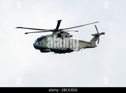 Newquay, Cornwall, Großbritannien, 3. April 2020. Covid 19 militärische Antwort. Einer von drei Helikoptern der Royal Navy Merlin MK2, die mit mehreren Tragen umgebaut und hier über Newquay eingesetzt wurden. Sitz der 820 Naval Air Squadron, Culdrose Cornwall., Newquay Cornwall, Großbritannien. Kredit:Robert Taylor/Alamy Live News Stockfoto