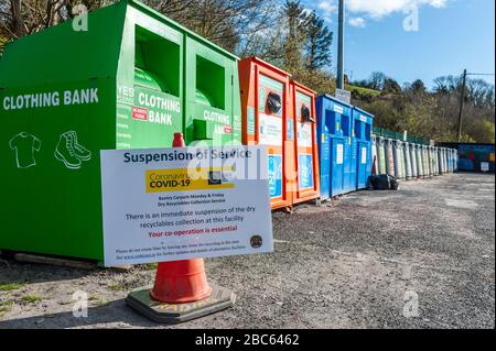 Bantry, West Cork, Irland. April 2020. Der kostenlose Recycling-Service für Bantry wurde aufgrund der Covid-19-Pandemie ausgesetzt. Der Service, der am Montag- und Freitagnachmittag auf dem SuperValu Parkplatz stattfindet, wurde bis auf weiteres eingestellt. Trotz der keinen Anzeichen für ein Abkippen des Mülls in der Nähe der Flaschen- und Kleidersammelbehälter. Kredit: Andy Gibson/Alamy Live News Stockfoto