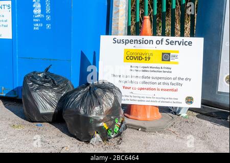 Bantry, West Cork, Irland. April 2020. Der kostenlose Recycling-Service für Bantry wurde aufgrund der Covid-19-Pandemie ausgesetzt. Der Service, der am Montag- und Freitagnachmittag auf dem SuperValu Parkplatz stattfindet, wurde bis auf weiteres eingestellt. Trotz der keinen Anzeichen für ein Abkippen des Mülls in der Nähe der Flaschen- und Kleidersammelbehälter. Kredit: Andy Gibson/Alamy Live News Stockfoto