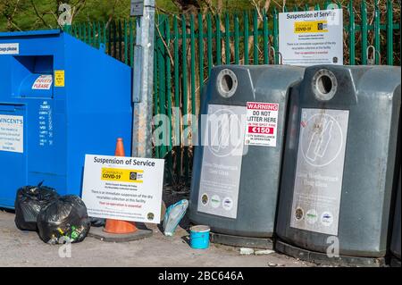 Bantry, West Cork, Irland. April 2020. Der kostenlose Recycling-Service für Bantry wurde aufgrund der Covid-19-Pandemie ausgesetzt. Der Service, der am Montag- und Freitagnachmittag auf dem SuperValu Parkplatz stattfindet, wurde bis auf weiteres eingestellt. Trotz der keinen Anzeichen für ein Abkippen des Mülls in der Nähe der Flaschen- und Kleidersammelbehälter. Kredit: Andy Gibson/Alamy Live News Stockfoto