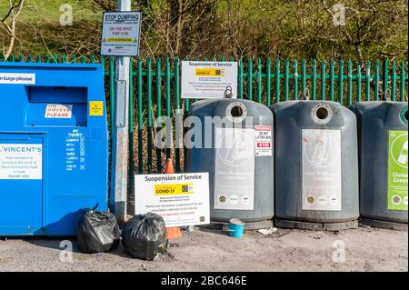 Bantry, West Cork, Irland. April 2020. Der kostenlose Recycling-Service für Bantry wurde aufgrund der Covid-19-Pandemie ausgesetzt. Der Service, der am Montag- und Freitagnachmittag auf dem SuperValu Parkplatz stattfindet, wurde bis auf weiteres eingestellt. Trotz der keinen Anzeichen für ein Abkippen des Mülls in der Nähe der Flaschen- und Kleidersammelbehälter. Kredit: Andy Gibson/Alamy Live News Stockfoto