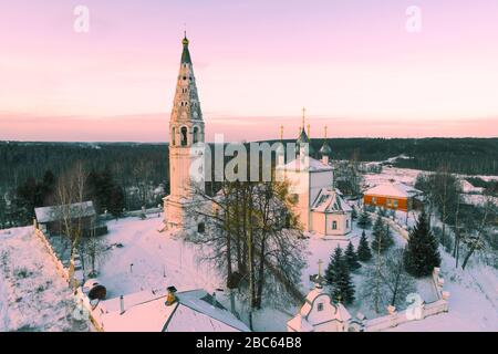 Blick auf die Kathedrale von Spaso-Preobrazhenskiy am Januarabend (Schießerei vom Quadrocopter). Sudislavl. Kostroma Region, Russland Stockfoto