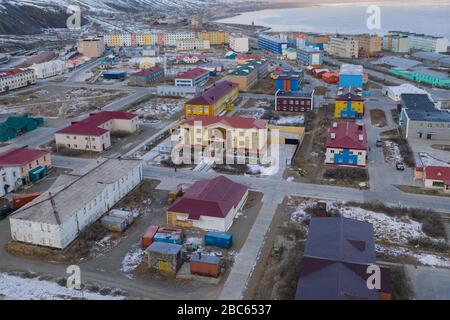 Egvekinot, Region Tschukotski, Russland - 31. Oktober 2019: Der Draufsicht über die Siedlung Egvekinot, Region Chukchi. Stockfoto