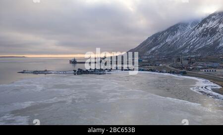 Egvekinot, Region Tschukotski, Russland - 31. Oktober 2019: Der Draufsicht über die Küstensiedlung Egvekinot, die Region Chukchi. Stockfoto