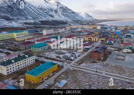 Egvekinot, Region Tschukotski, Russland - 31. Oktober 2019: Der Draufsicht über die Siedlung Egvekinot, Region Chukchi. Stockfoto