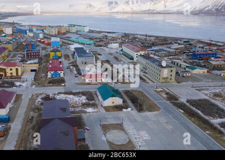 Egvekinot, Region Tschukotski, Russland - 31. Oktober 2019: Der Draufsicht über die Siedlung Egvekinot, Region Chukchi. Stockfoto