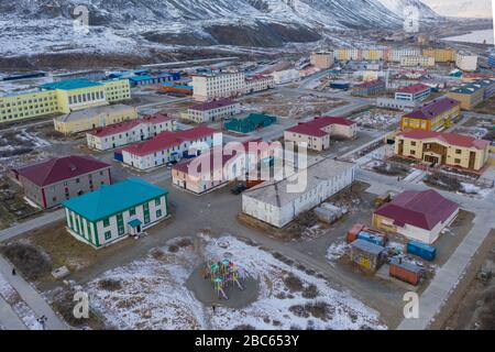 Egvekinot, Region Tschukotski, Russland - 31. Oktober 2019: Der Draufsicht über die Siedlung Egvekinot, Region Chukchi. Stockfoto