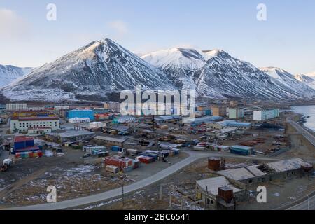 Egvekinot, Region Tschukotski, Russland - 31. Oktober 2019: Der Draufsicht über die Siedlung Egvekinot, Region Chukchi. Stockfoto