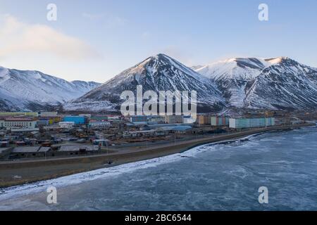 Egvekinot, Region Tschukotski, Russland - 31. Oktober 2019: Der Draufsicht über die Siedlung Egvekinot, Region Chukchi. Stockfoto