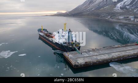 Egvekinot, Region Tschukotski, Russland - 31. Oktober 2019: Der Tanker Chukotka+ steht an der Pier Siedlung Egvekinot, der Region Chukchi. Stockfoto