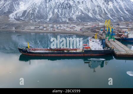 Egvekinot, Region Tschukotski, Russland - 31. Oktober 2019: Der Tanker Chukotka+ und andere Schiffe stehen bei der Pier Siedlung Egvekinot. Stockfoto