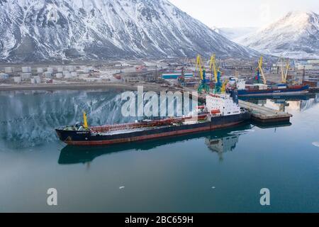 Egvekinot, Region Tschukotski, Russland - 31. Oktober 2019: Der Tanker Chukotka+ und andere Schiffe stehen bei der Pier Siedlung Egvekinot. Stockfoto