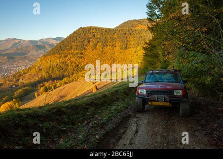 Geländewagen, das durch Berge und Hügel fährt Stockfoto