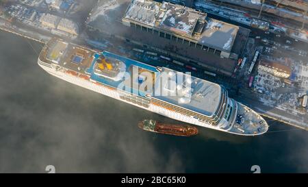 Wladiwostok, Russland - 16. Dezember 2019: Passagierliner Costa neoRomantica steht am Pier der Seestation von Wladiwostok. Stockfoto